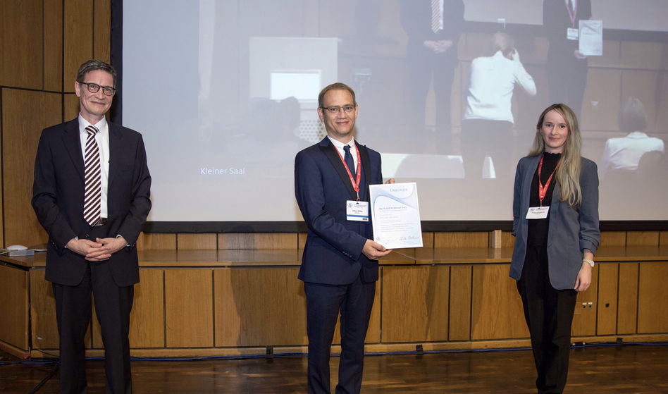 v.l.n.r.: v.l.n.r.: Professor Dr. Christian Strassburg (DTG-Präsident), PD Dr. med. Volker Aßfalg, (Gewinner Pichlmayr Preis 2021), Katarina Hrastovic (Biotest AG) <br>Quelle: © K.I.T. Group GmbH Dresden, Fotostudio Essen