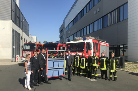 Stadtbrandinspektor Markus Tillmann und sein Team freuten sich sehr über die Biotest-Spende, die Vorstandsmitglied Dr. Georg Floß (Dritter von links) überreichte.