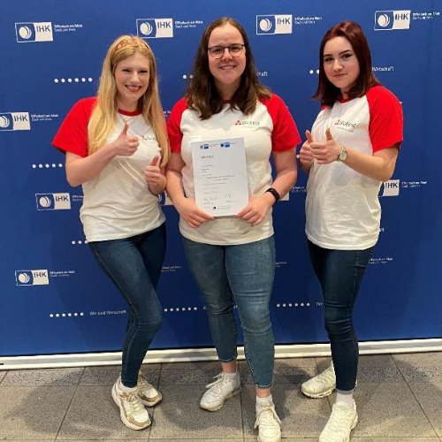 Unsere Preisträger, v.l.n.r.: Celine Lange (Chemikantin), Seline Wunderlich (Chemielaborantin), Luisa Rothe (Biologielaborantin). 